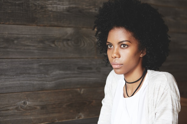 Portrait de la belle jeune femme avec une coiffure afro