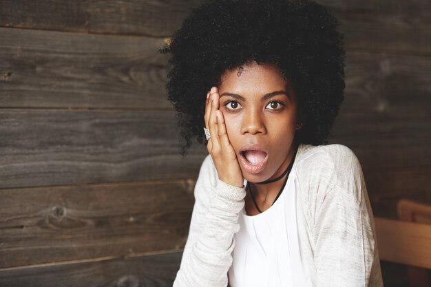 Portrait de la belle jeune femme avec une coiffure afro