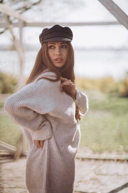 Portrait d'une belle jeune femme dans le parc