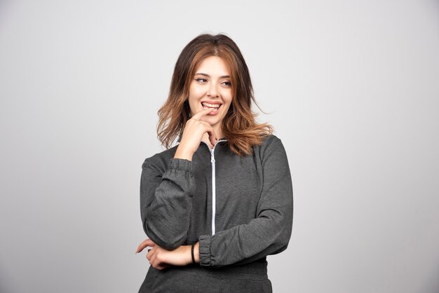 Portrait d'une belle jeune femme debout et pensant.