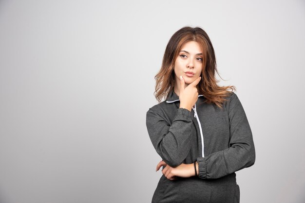 Portrait d'une belle jeune femme debout et pensant.