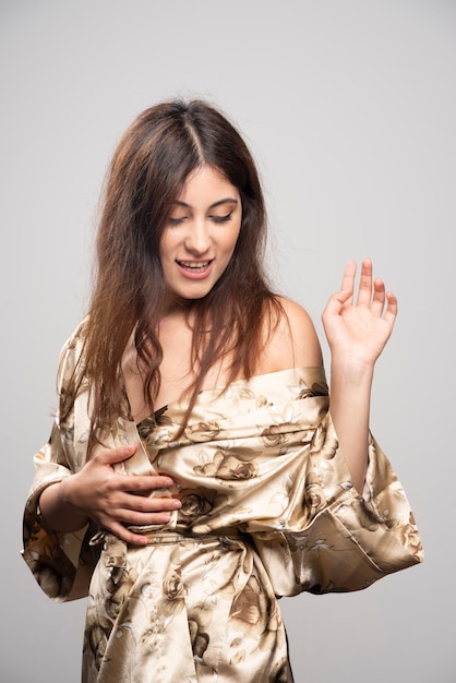 Portrait de belle jeune femme debout et regardant vers le bas.