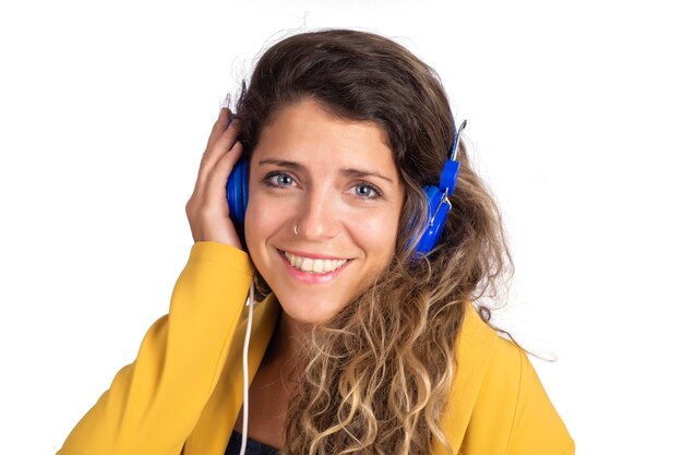 Portrait de belle jeune femme écoutant de la musique avec un casque bleu