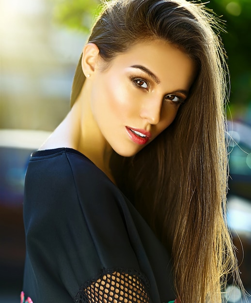 Portrait de la belle jeune femme élégante dans la rue