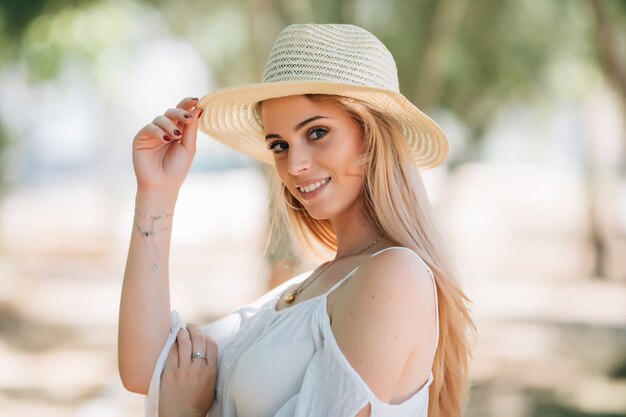 Portrait de la belle jeune femme à l'extérieur dans le parc de la ville