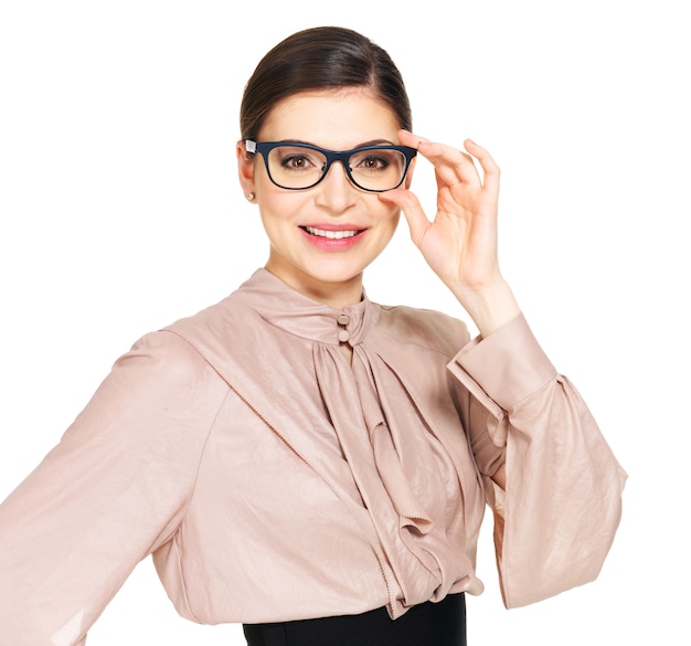 Portrait de la belle jeune femme heureuse à lunettes et chemise beige avec jupe noire- isolé sur fond blanc