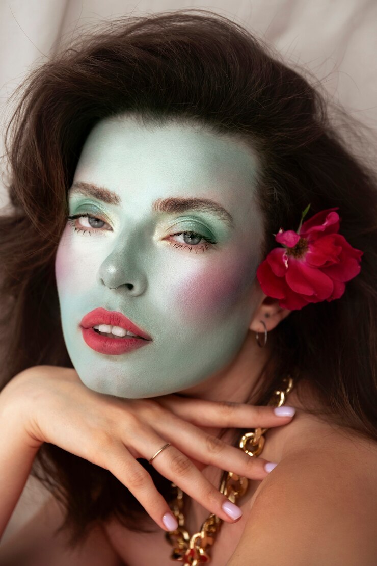 Photo gratuit portrait d'une belle jeune femme avec un maquillage de visage coloré