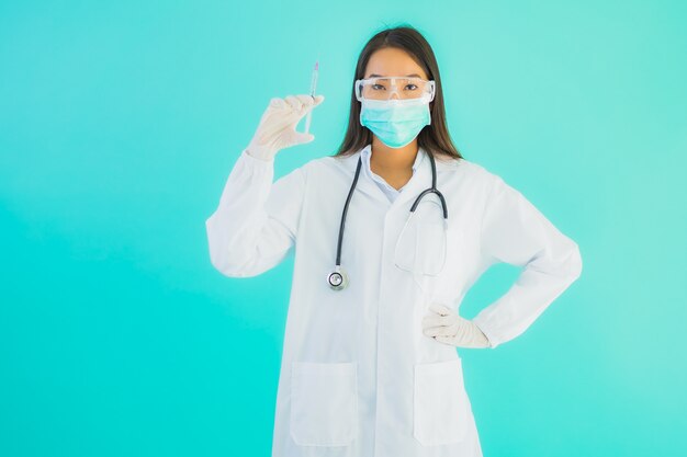 Portrait belle jeune femme médecin asiatique avec seringue de vaccin et bouteille de médicament ou drung