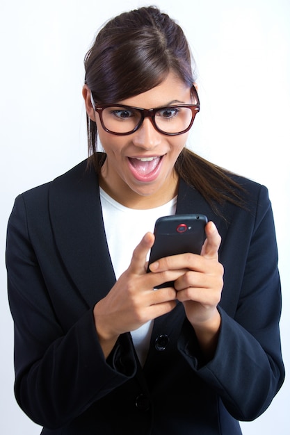 Portrait d&#39;une belle jeune femme avec mobile.