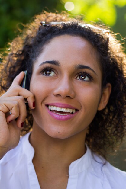 Portrait d&#39;une belle jeune femme avec mobile.