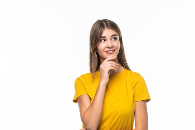 Portrait d'une belle jeune femme pensant sur blanc