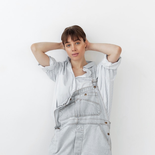 Portrait de la belle jeune femme portant une combinaison