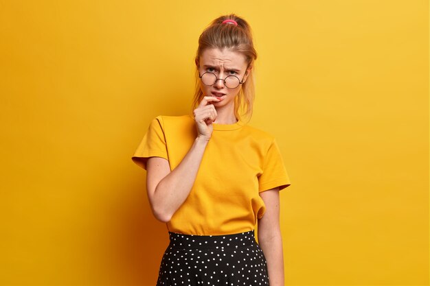 Portrait de belle jeune femme portant des lunettes isolées