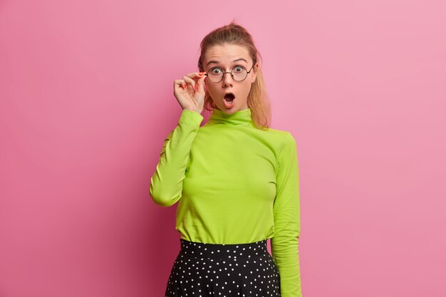 Portrait de belle jeune femme portant ses cheveux isolés