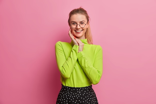 Portrait de belle jeune femme portant ses cheveux isolés