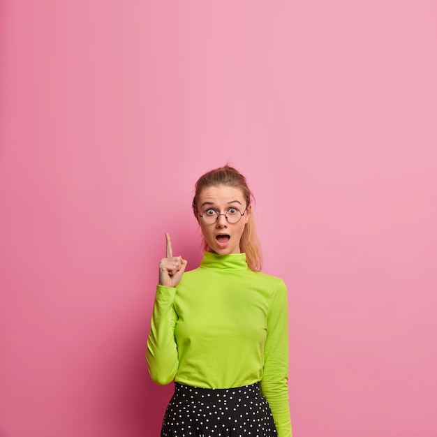 Portrait de belle jeune femme portant ses cheveux isolés