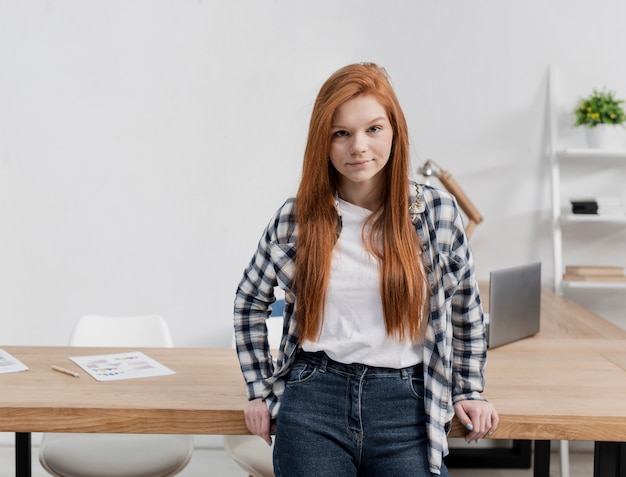 Photo gratuite portrait de la belle jeune femme posant