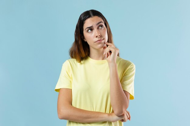 Portrait de belle jeune femme posant