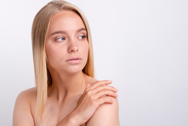 Portrait de la belle jeune femme à la recherche de suite