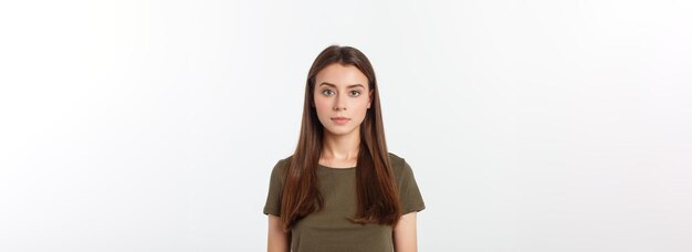 Portrait d'une belle jeune femme regardant la caméra et souriant isolé sur fond blanc