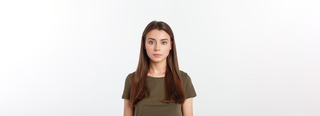 Portrait d'une belle jeune femme regardant la caméra et souriant isolé sur fond blanc