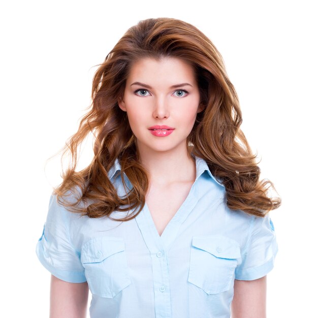 Portrait d'une belle jeune femme souriante en chemise bleue isolée