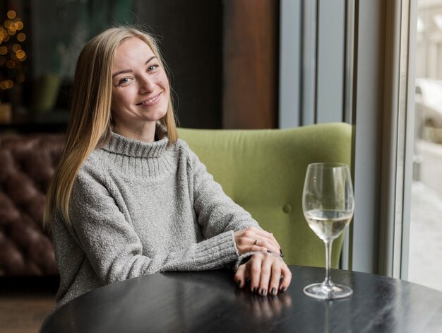 Portrait de la belle jeune femme souriante