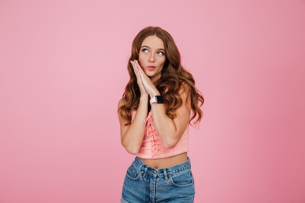 Portrait d'une belle jeune femme en vêtements d'été