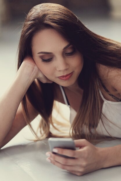 Portrait de belle jeune femme