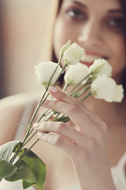 Portrait de belle jeune femme