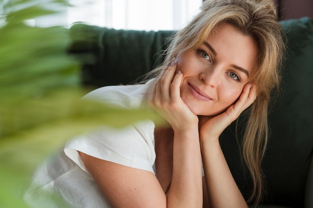 Portrait d'une belle jeune femme