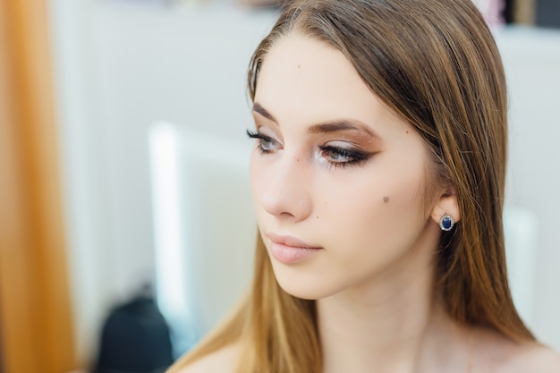 Portrait d'une belle jeune fille qui vient de se relooker