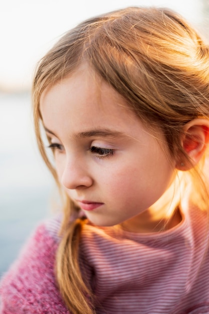 Photo gratuite portrait de la belle jeune fille