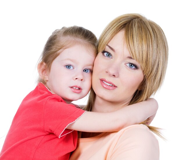 Portrait de la belle jeune mère avec sa petite fille - isolé sur blanc