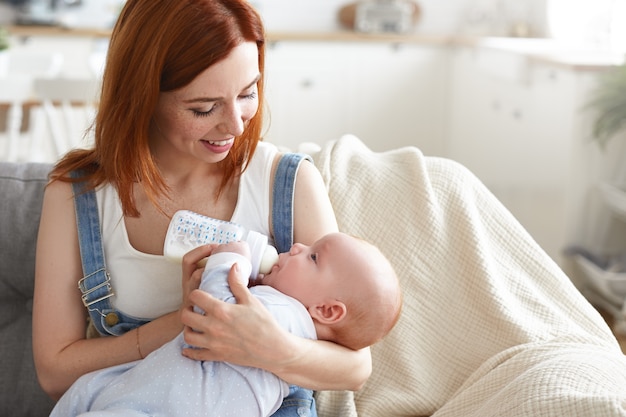 Photo gratuite un portrait de la belle mère avec son bébé