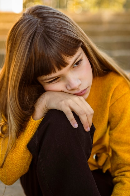 Portrait de la belle petite fille s'ennuie