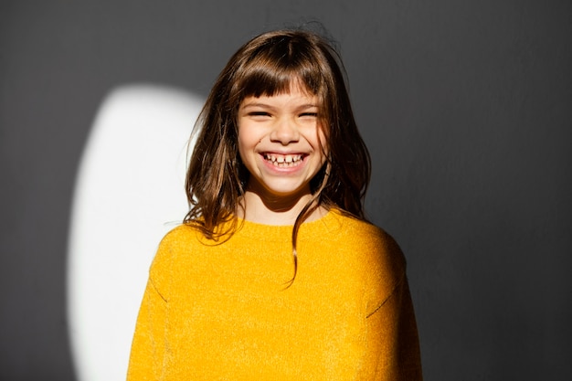 Photo gratuite portrait de la belle petite fille souriante