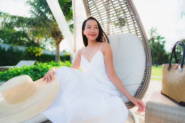 Portrait de belles femmes asiatiques autour de la mer, plage, sourire heureux