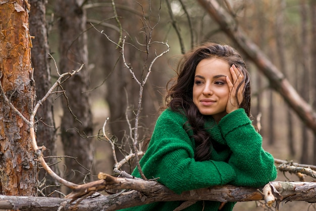 Photo gratuite portrait de belles femmes dans la nature