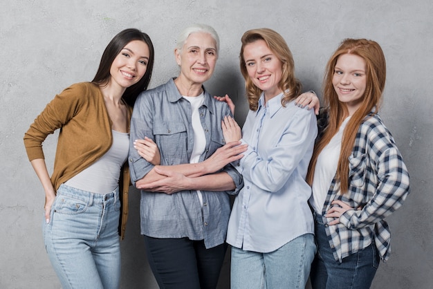 Photo gratuite portrait de belles femmes ensemble