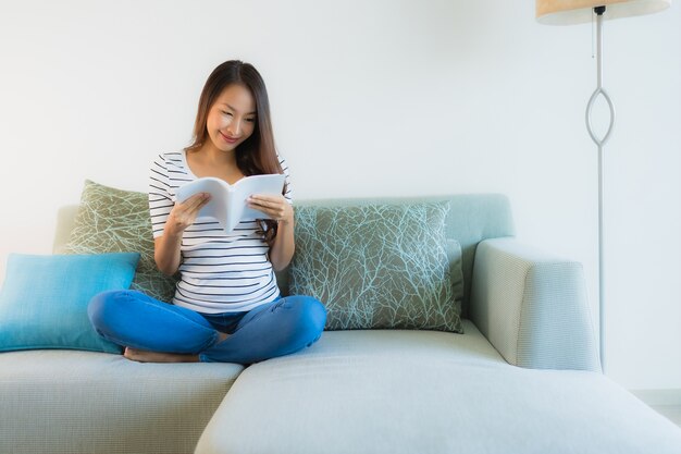 Portrait de belles jeunes femmes asiatiques lecture livre avec une tasse de café