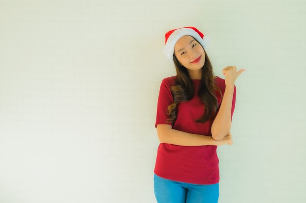 Portrait de belles jeunes femmes asiatiques portant un bonnet de noel pour la célébration à Noël