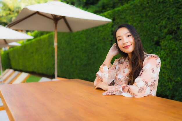 Portrait de belles jeunes femmes asiatiques sourire heureux autour de plein air