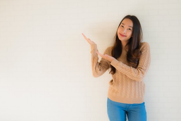 Portrait de belles jeunes femmes asiatiques sourire heureux dans de nombreuses actions