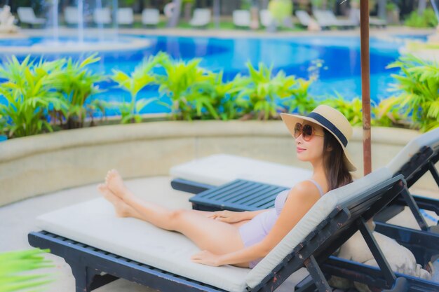 Portrait de belles jeunes femmes asiatiques sourire heureux se détendre autour de la piscine extérieure