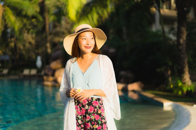 Portrait de belles jeunes femmes asiatiques sourire heureux se détendre autour de la piscine