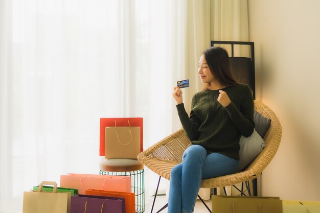 Portrait de belles jeunes femmes asiatiques utilisant une carte de crédit pour faire des achats en ligne