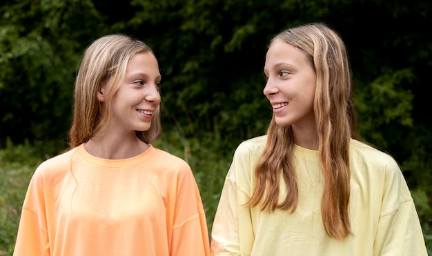 Photo gratuite portrait de belles soeurs jumelles