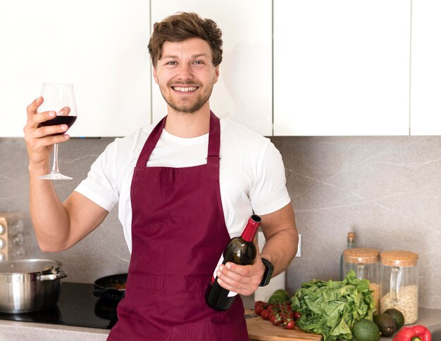 Portrait d'un blogueur buvant du vin à la maison