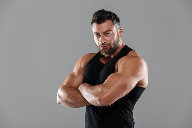 Portrait d'un bodybuilder masculin fort et sérieux